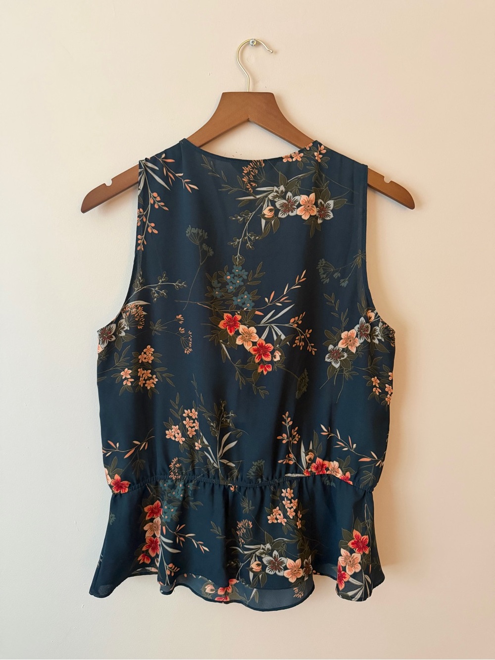 Banana Republic Teal Floral V-Neck Short Sleeve Blouse with Ruffle Trim Medium M - Picture 6 of 7